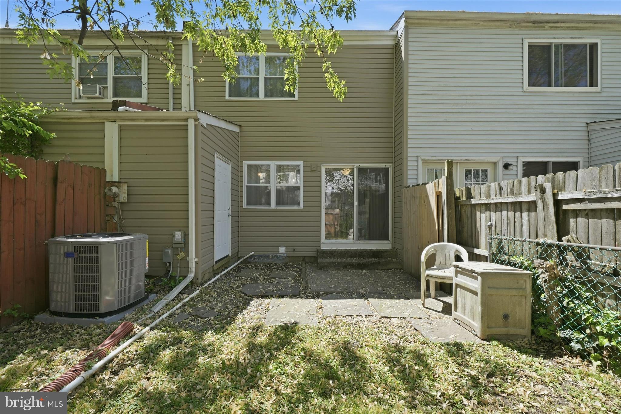 125 Elliot Street Newark, DE 19713 - Photo 28 of 32 a backyard of a house with table and chairs