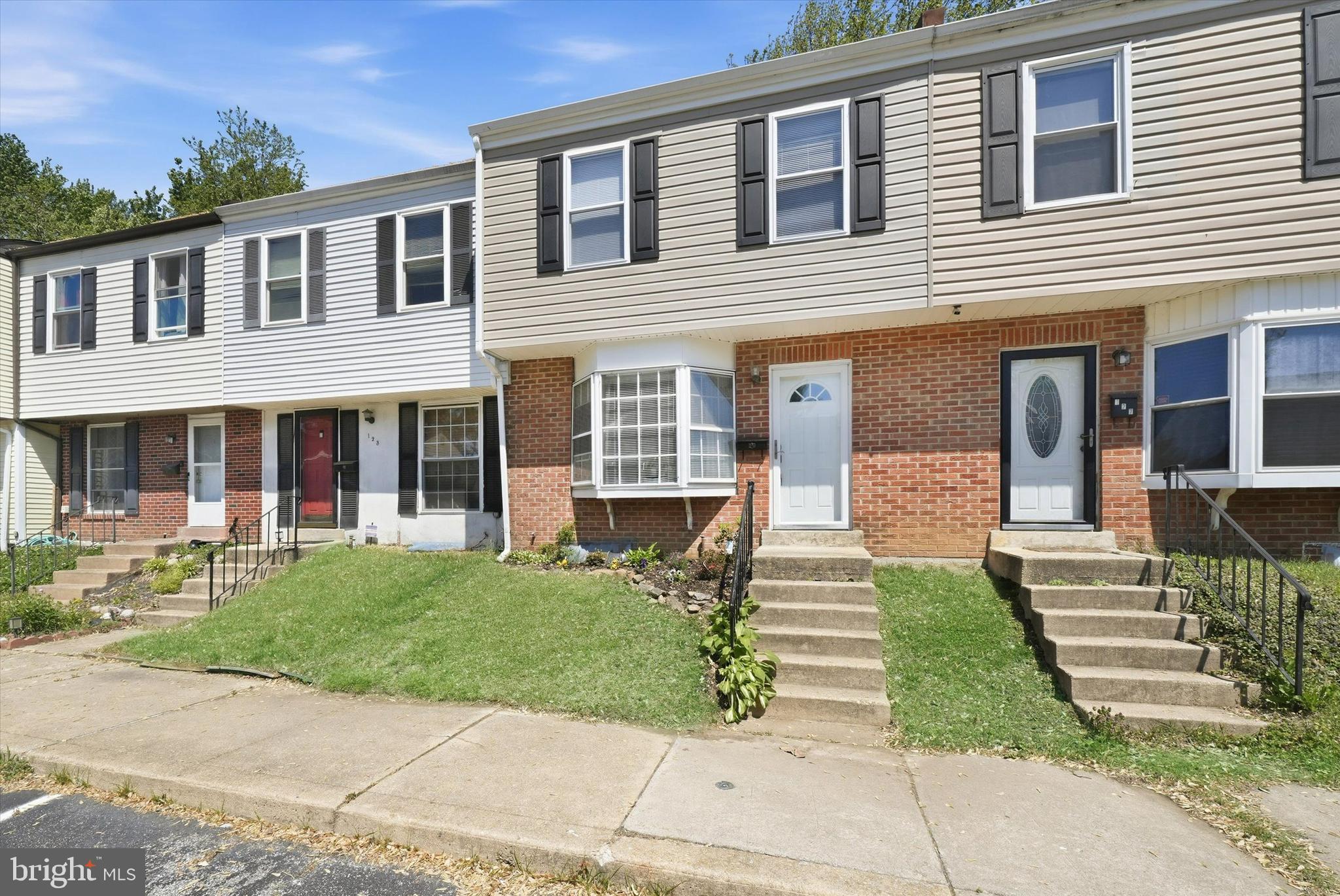 125 Elliot Street Newark, DE 19713 - Photo 3 of 32 a front view of a house with a yard