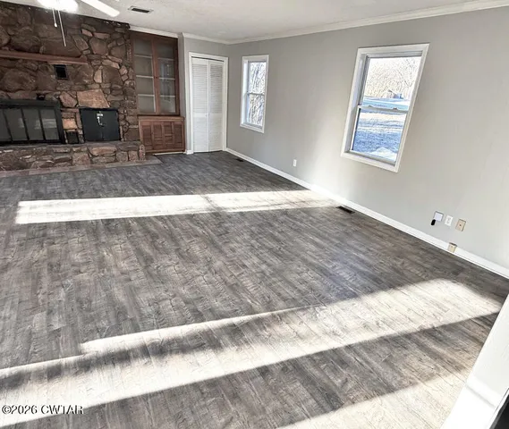 a view of empty room with window