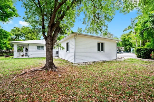 $2,300 | 4 Transylvania Avenue, Unit B, Key Largo, FL 33037