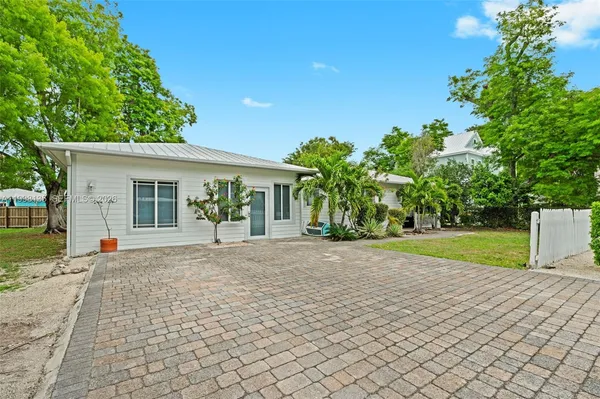 $2,300 | 4 Transylvania Avenue, Unit B, Key Largo, FL 33037