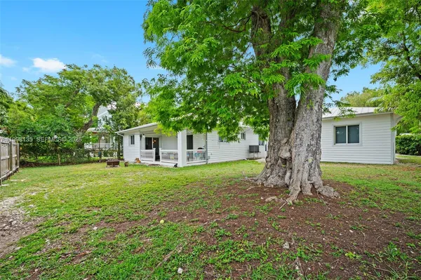 $2,300 | 4 Transylvania Avenue, Unit B, Key Largo, FL 33037