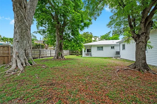 $2,300 | 4 Transylvania Avenue, Unit B, Key Largo, FL 33037