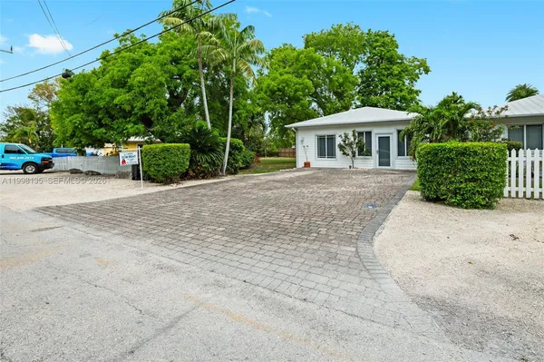 $2,300 | 4 Transylvania Avenue, Unit B, Key Largo, FL 33037