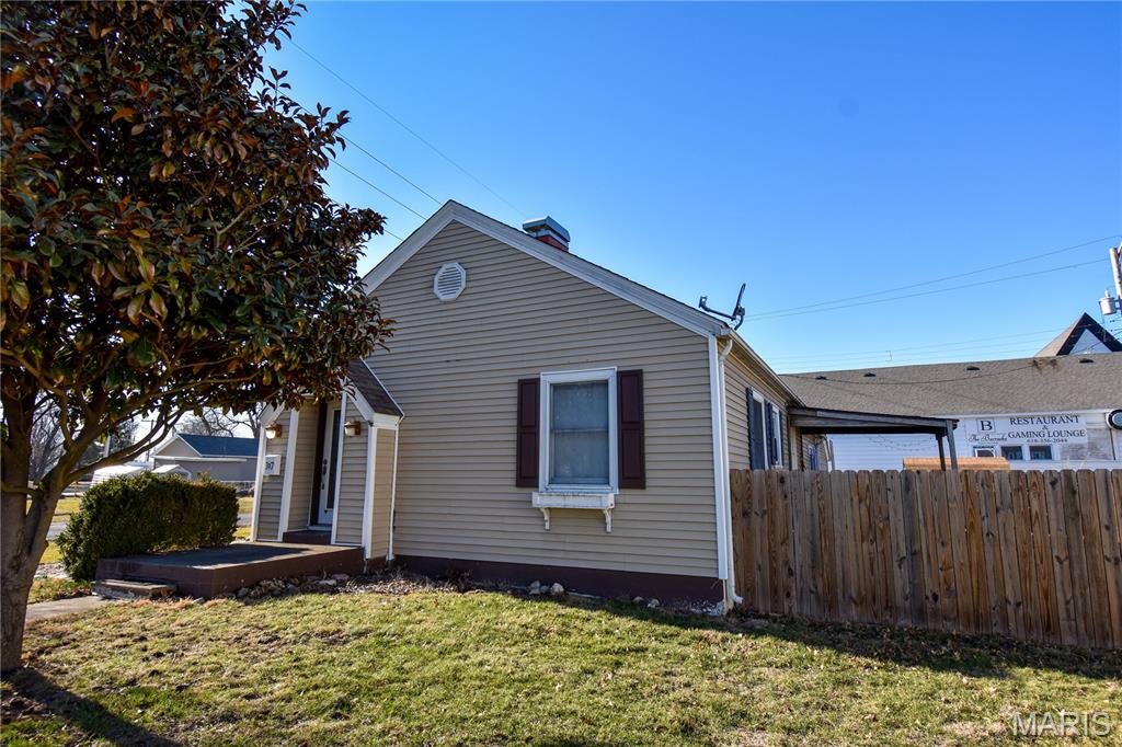 307 South Street Gillespie, IL 62033 - Photo 2 of 23