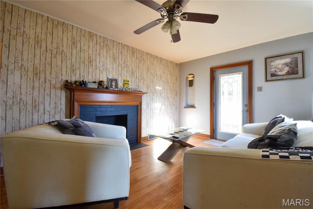 307 South Street Gillespie, IL 62033 - Photo 4 of 23