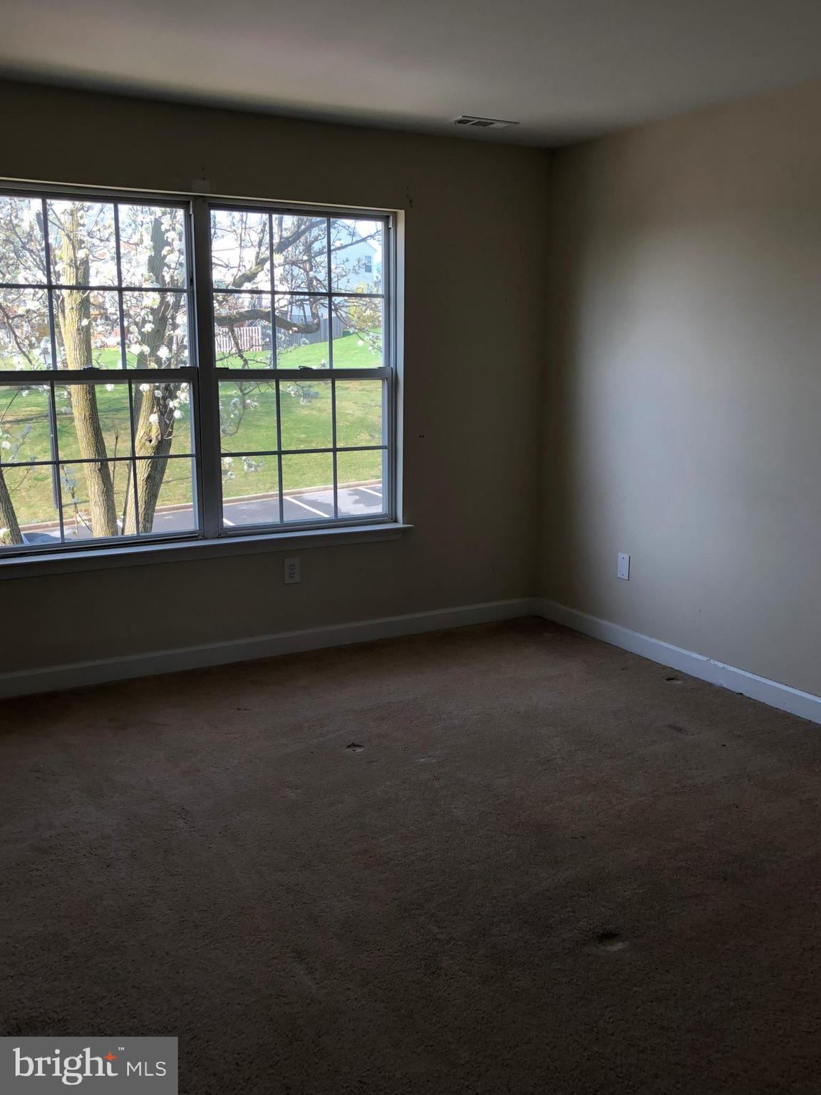 6412 View Point Court Frederick, MD 21703 - Photo 14 of 38 an empty room with a window