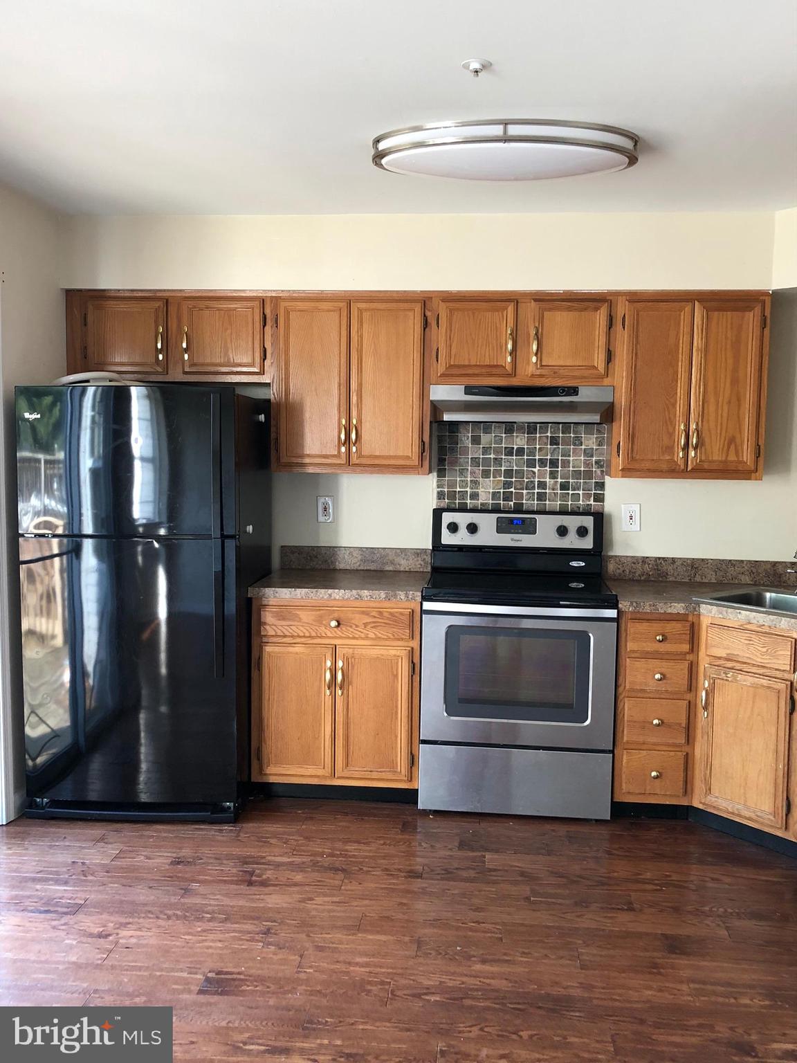 6412 View Point Court Frederick, MD 21703 - Photo 8 of 38 a kitchen with granite countertop a stove and a refrigerator