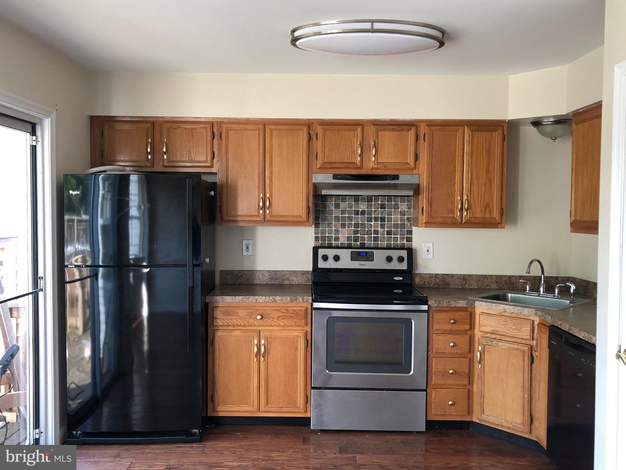 6412 View Point Court Frederick, MD 21703 - Photo 9 of 38 a kitchen with a stove and a refrigerator