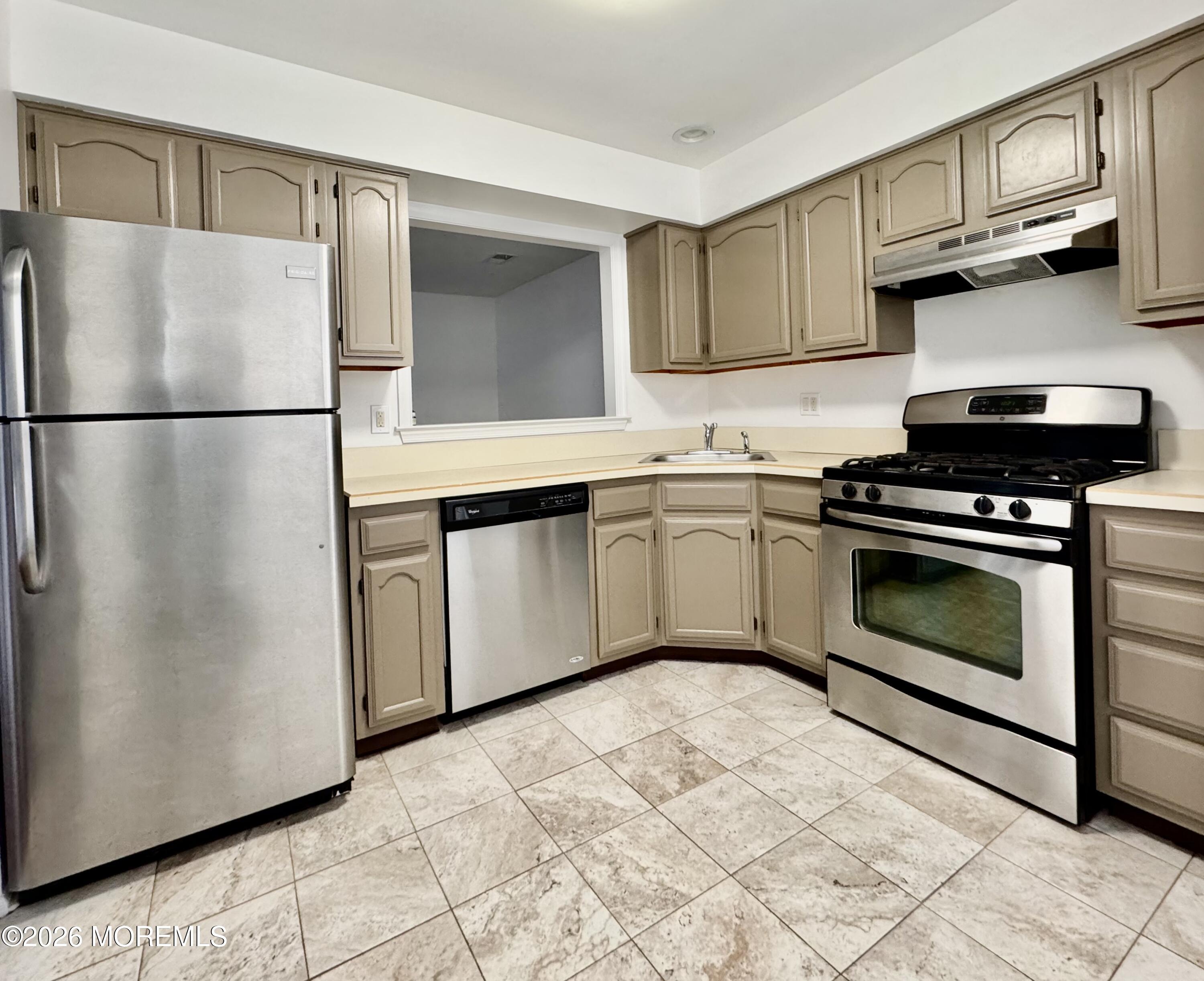 407 Hampton Court Manalapan, NJ 07726 - Photo 2 of 15 IMG_4648