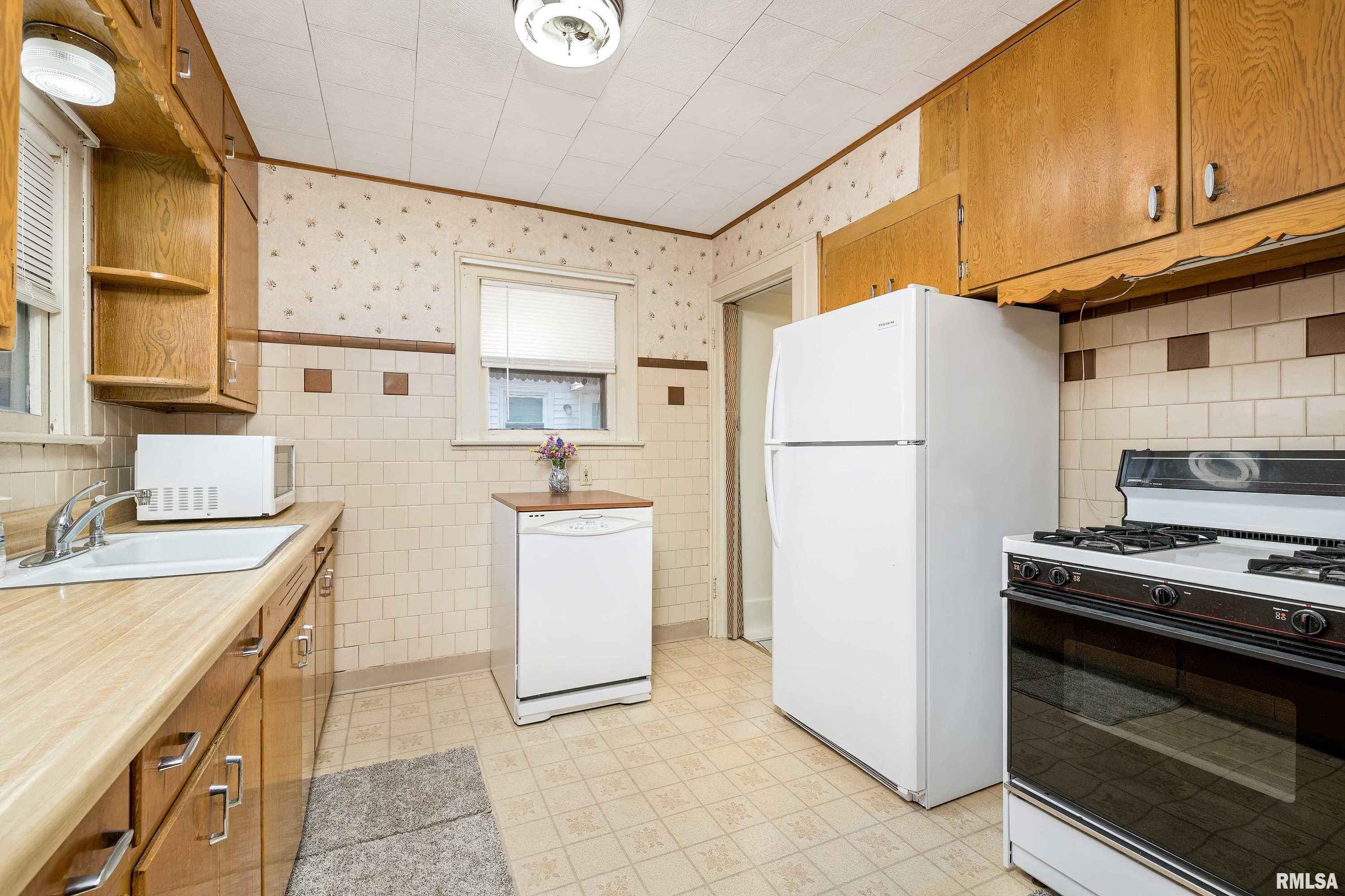 1508 Maple Lane Moline, IL 61265 - Photo 6 of 21 Gallery Image 6