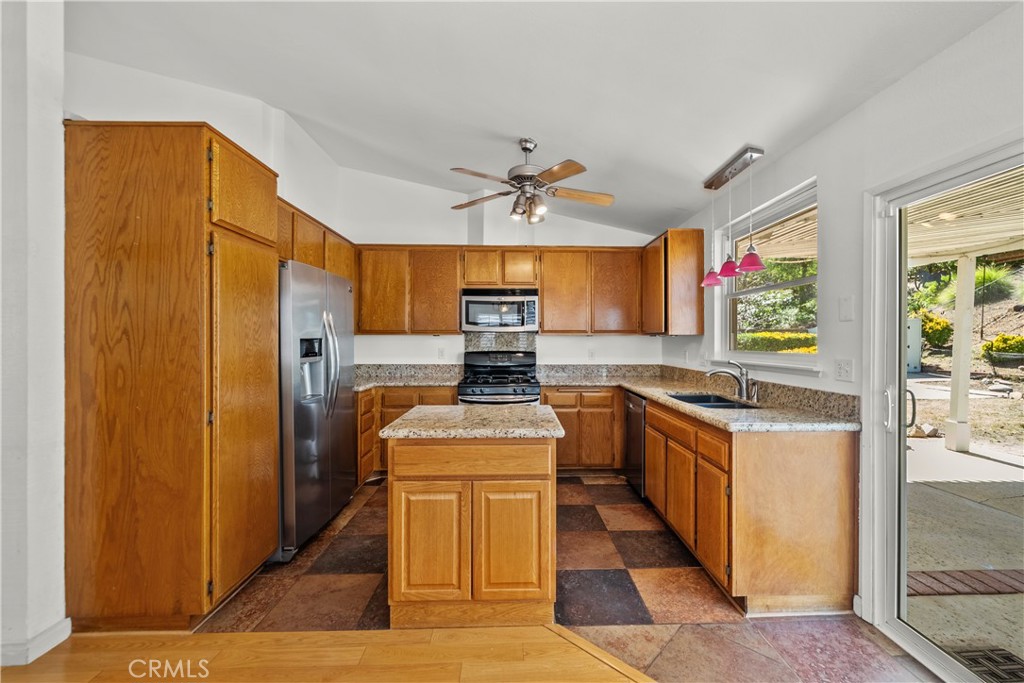 31343 Tobiah Place Castaic, CA 91384 - Photo 11 of 27