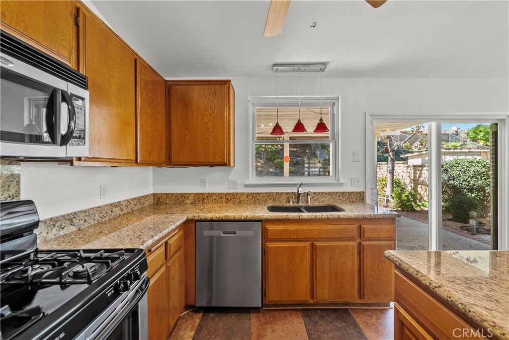 31343 Tobiah Place Castaic, CA 91384 - Photo 12 of 27