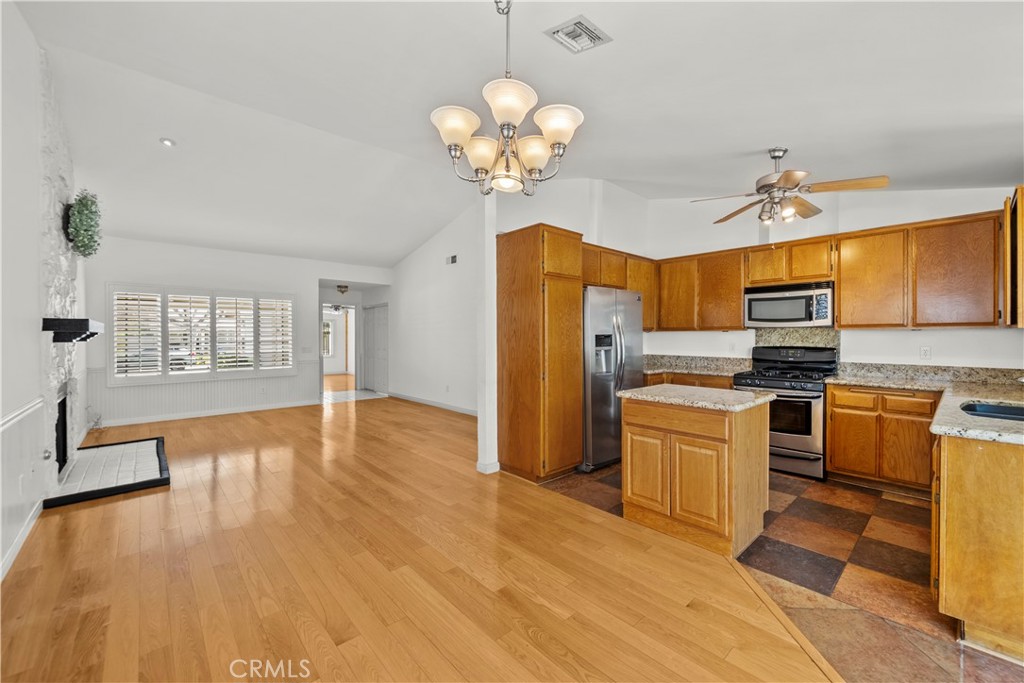 31343 Tobiah Place Castaic, CA 91384 - Photo 9 of 27