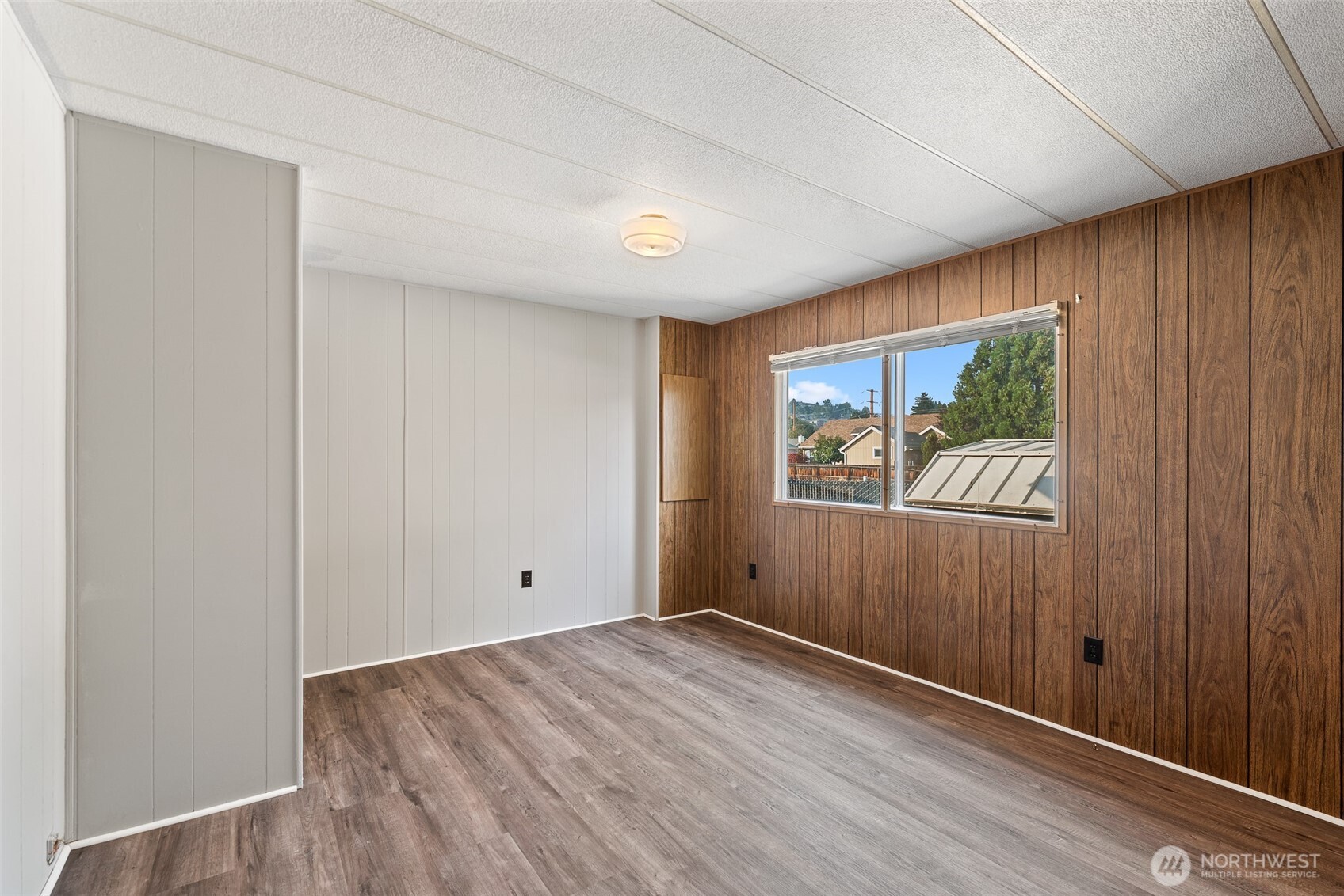 1608 North Western Avenue, Unit 3 Wenatchee, WA 98801 - Photo 19 of 26 an empty room with window