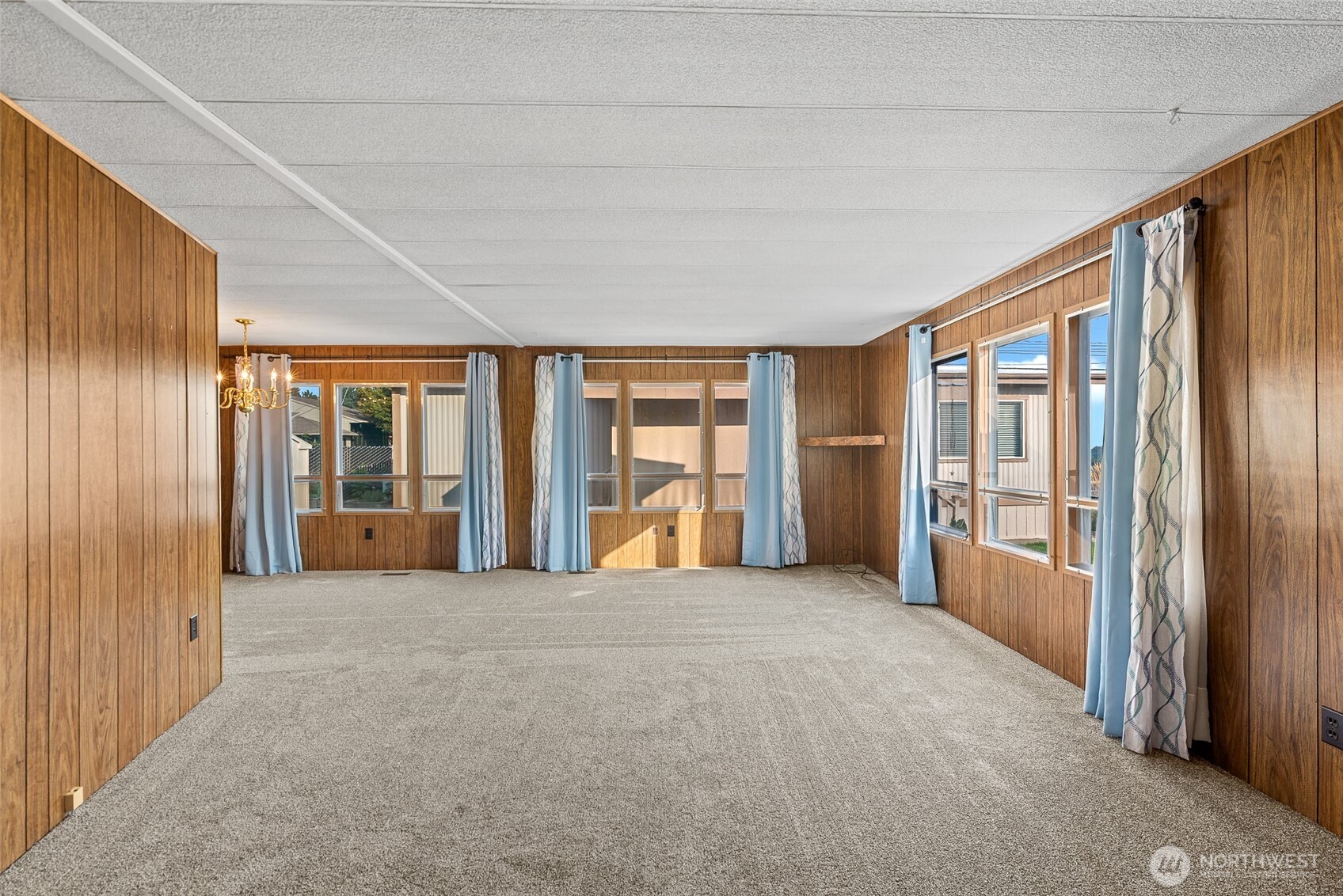 1608 North Western Avenue, Unit 3 Wenatchee, WA 98801 - Photo 3 of 26 a big room with large windows