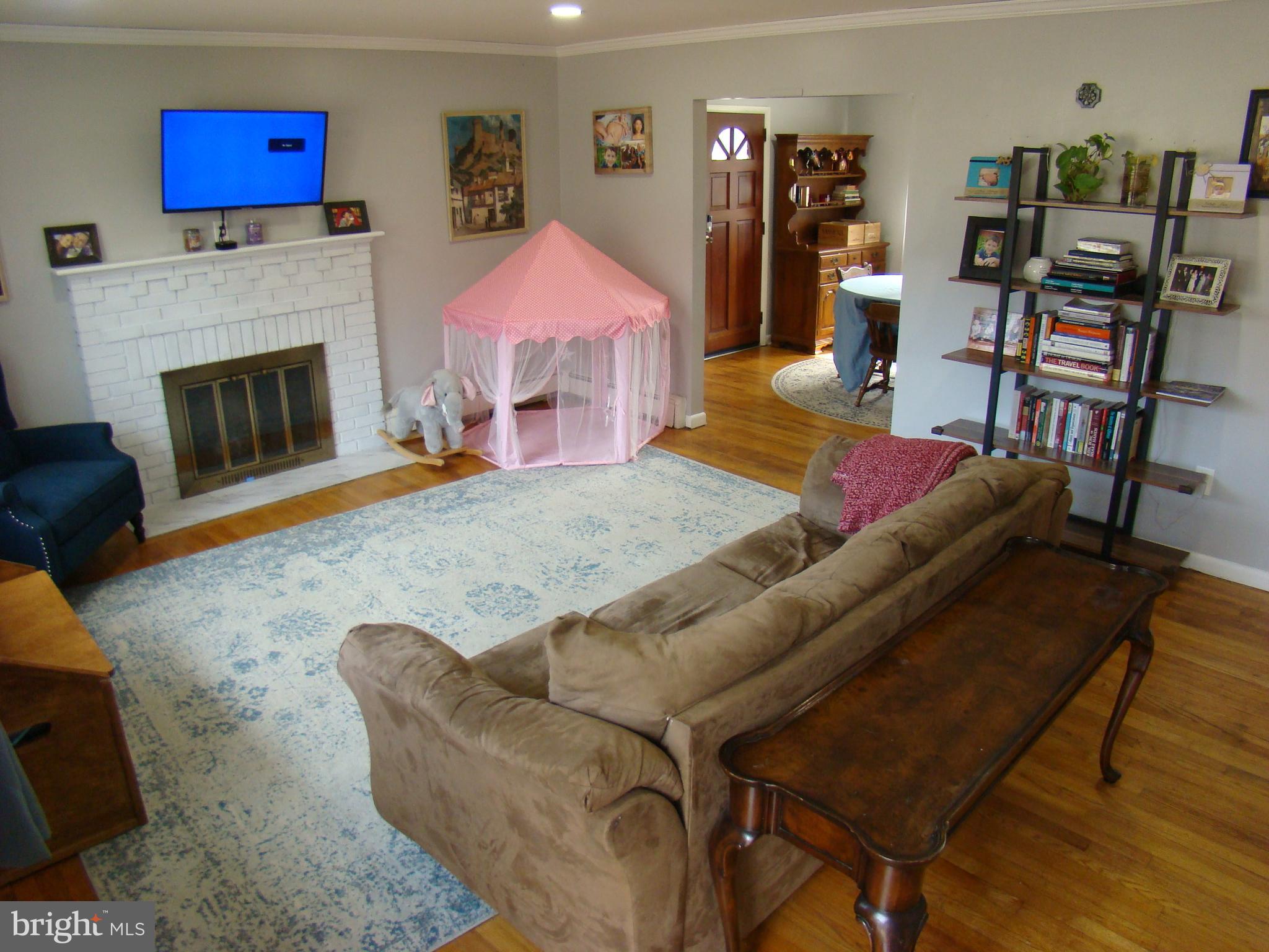 10928 Riverview Road Fort Washington, MD 20744 - Photo 8 of 45 Liv Rm w fireplace and hrdwd floors