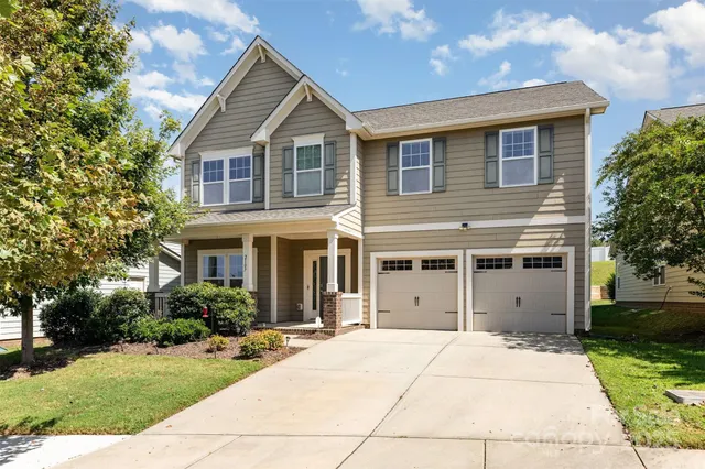 a view of a house with yard and plants
