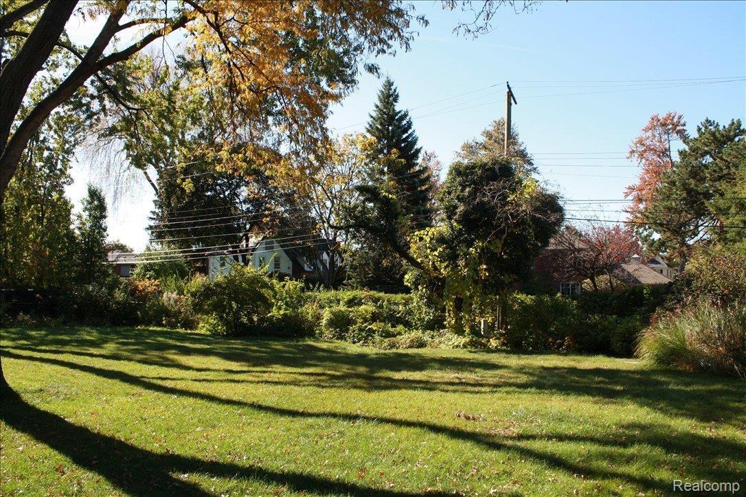 709 Berkshire Road Grosse Pointe, MI 48230 - Photo 21 of 25 garden