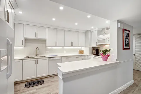 $649,000 | 5420 North Ocean Drive, Unit 301, Singer Island, FL 33404