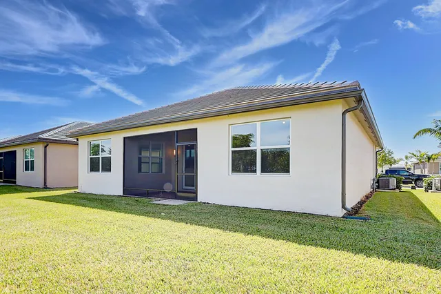 a view of a house with backyard and garden