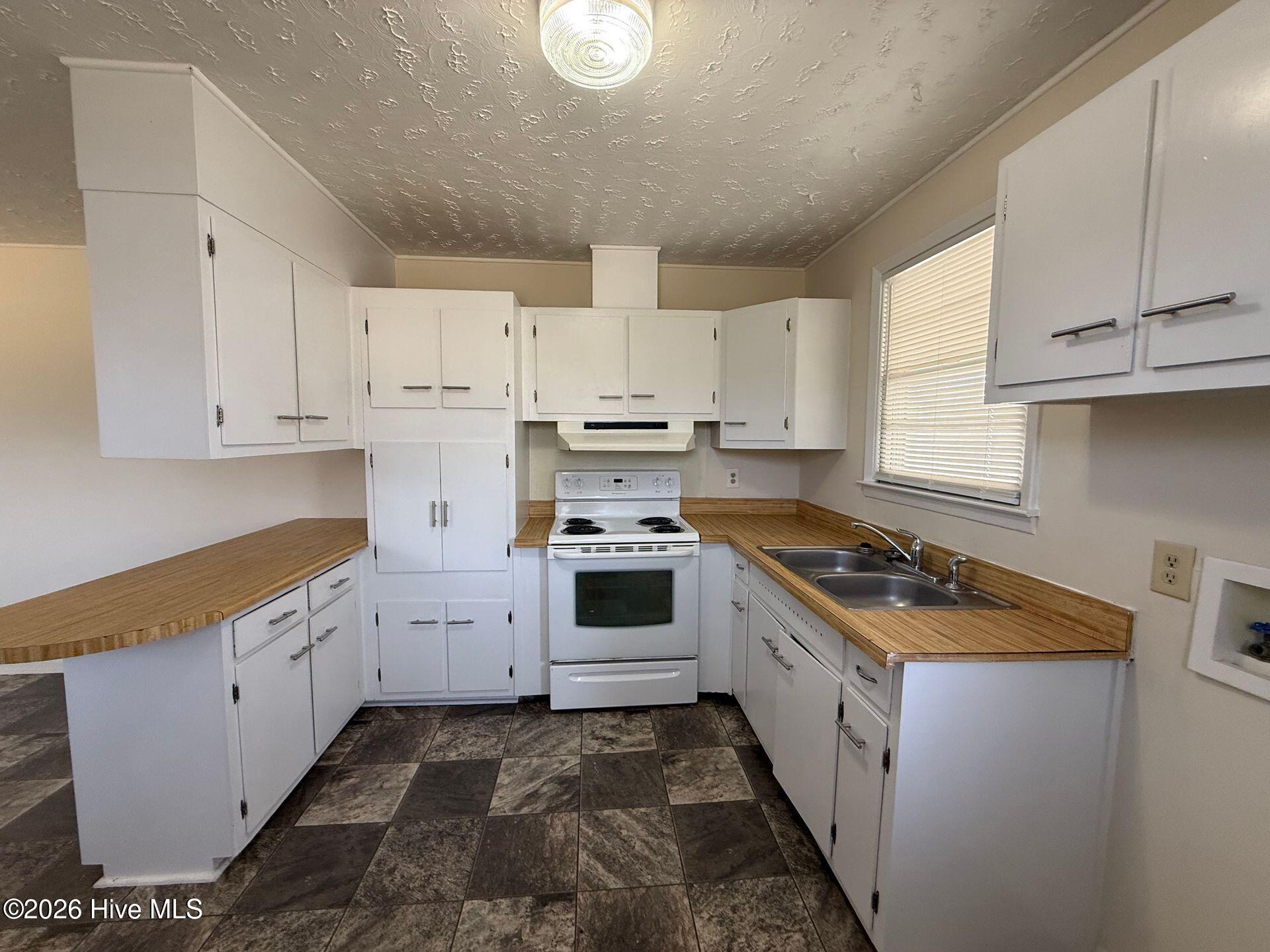 304 Old Hammock Road Swansboro, NC 28584 - Photo 2 of 10 kitchen.