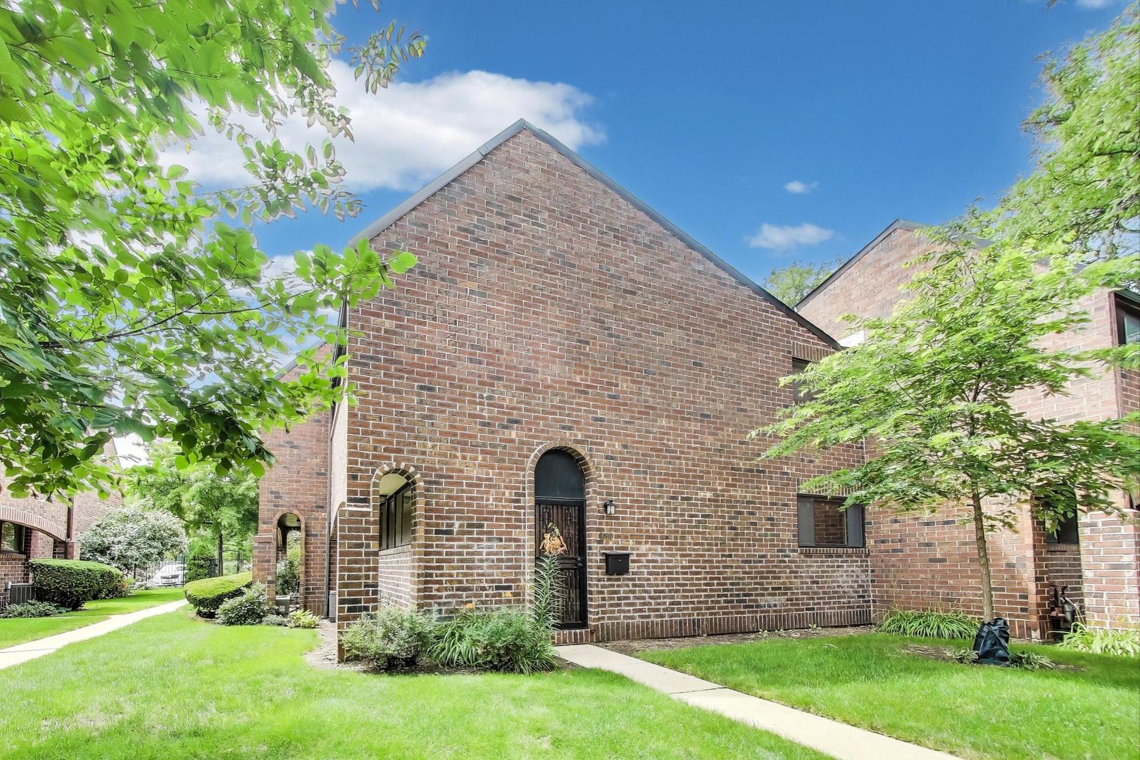 821 South Racine Avenue, Unit D Chicago, IL 60607 - Photo 11 of 14 front view of a house with a yard and an trees