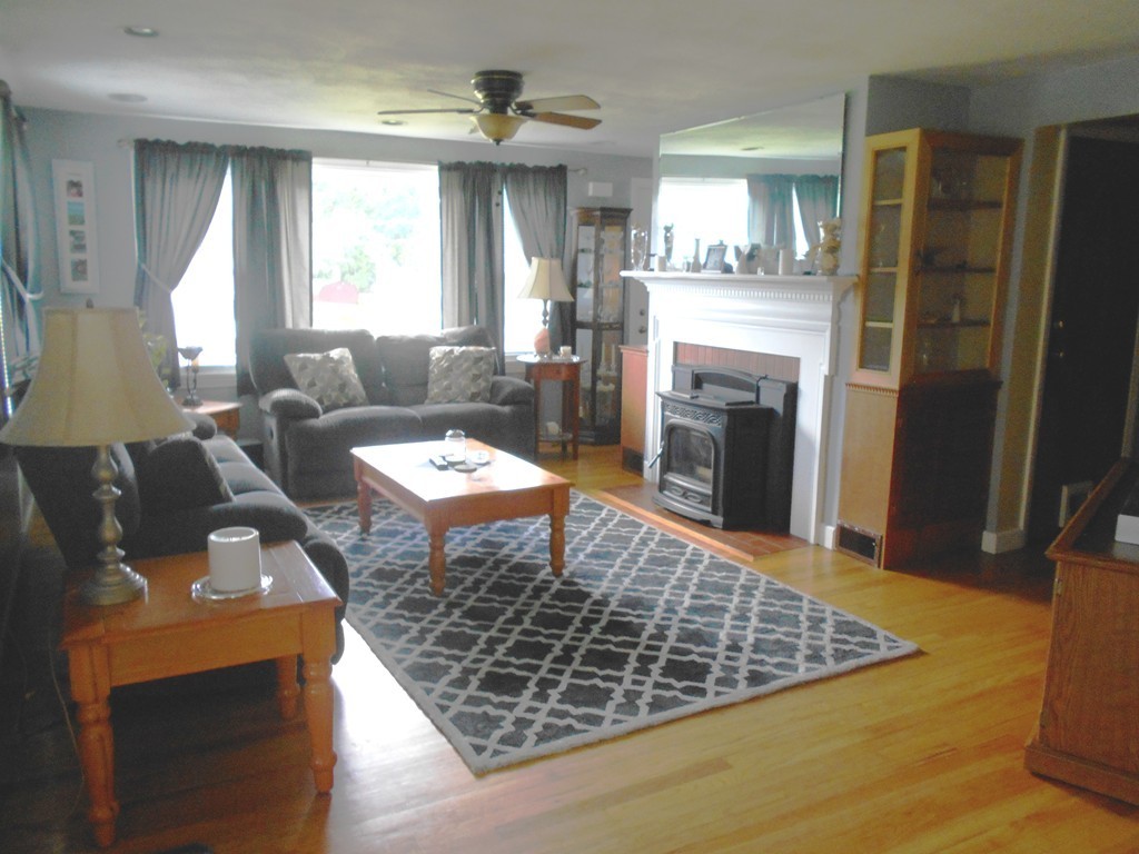 75 Bartels Street Springfield, MA 01128 - Photo 3 of 20
