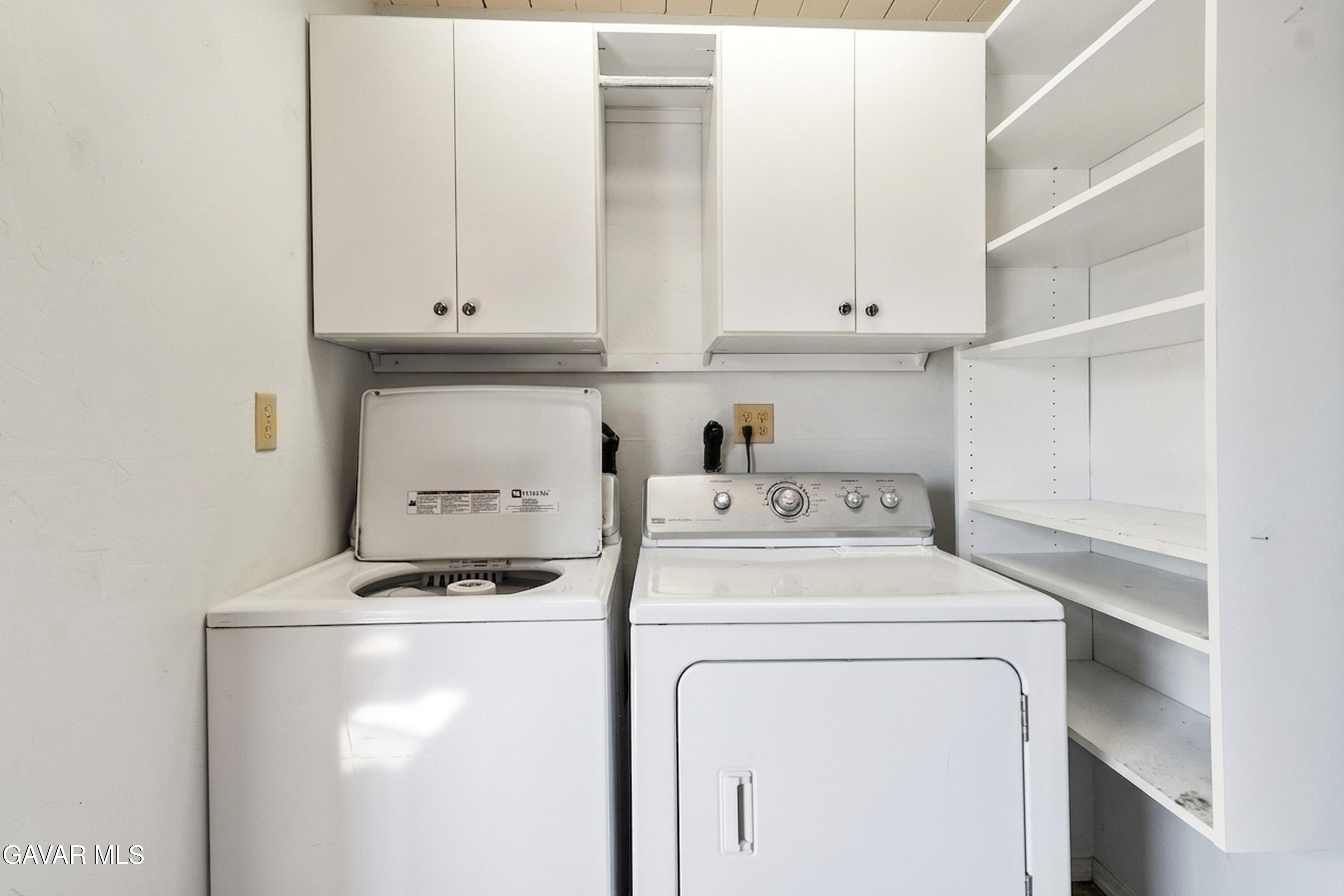 25631 High Rock Court Tehachapi, CA 93561 - Photo 17 of 31 a utility room with dryer and washer