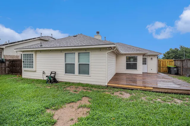 a front view of house with yard