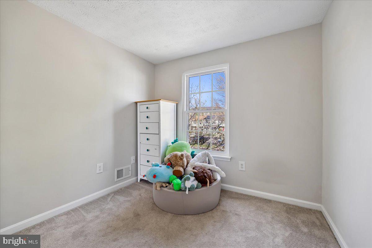 1476 Dockside Court Frederick, MD 21701 - Photo 21 of 34 a living room with furniture and a potted plant