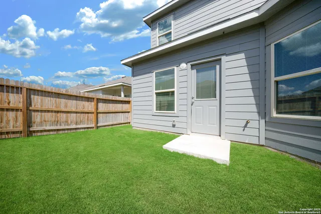a view of a house with backyard