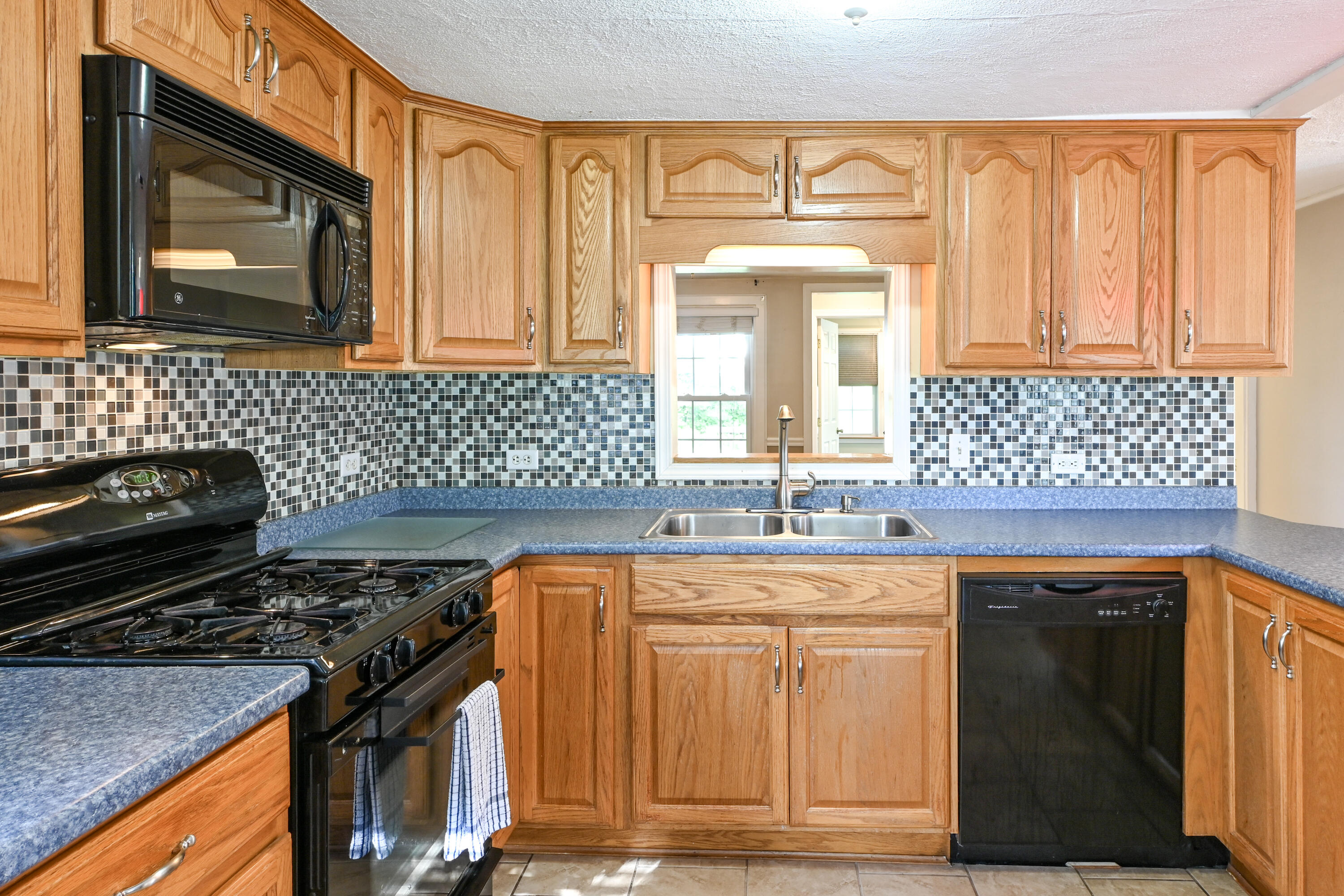 28 Colonial Road Westbrook, ME 04092 - Photo 13 of 32 28ColonialRd-33