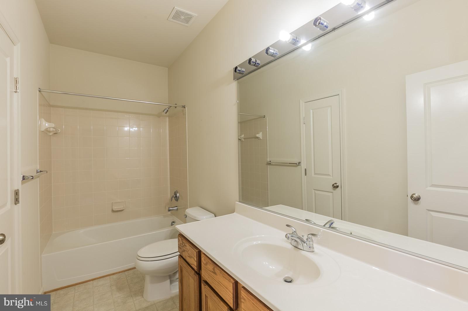 9104 Ribbon Falls Loop Bristow, VA 20136 - Photo 20 of 26 Second Bath with Tub & Shower + Double Vanity