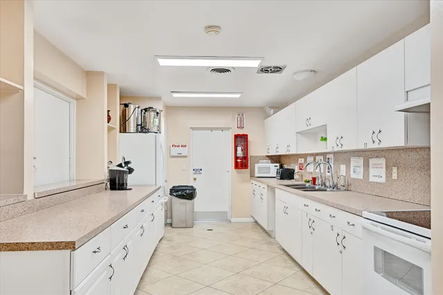 $2,000 | 22 Abbey Lane, Unit 106, Delray Beach, FL 33446