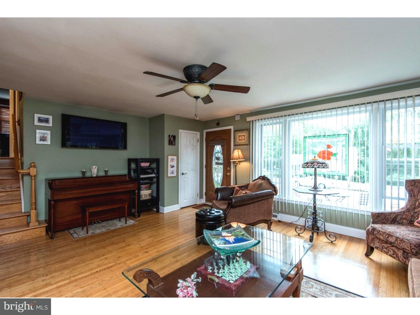 667 Vernon Road Springfield, PA 19064 - Photo 2 of 25 Living Room