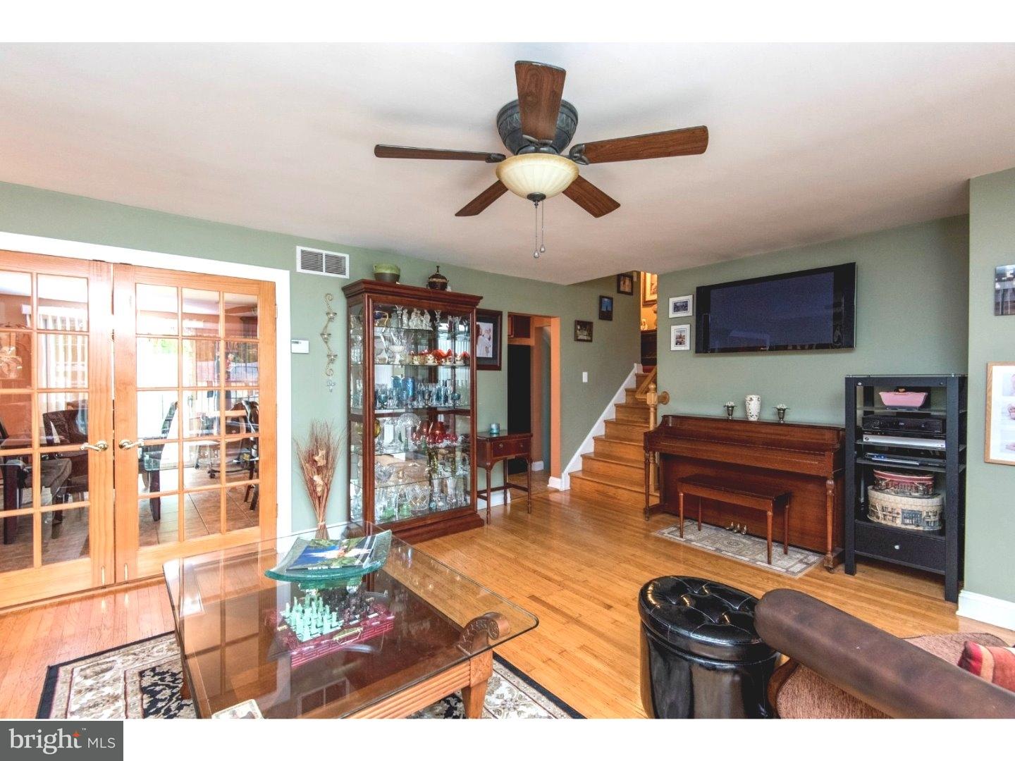 667 Vernon Road Springfield, PA 19064 - Photo 3 of 25 Living Room