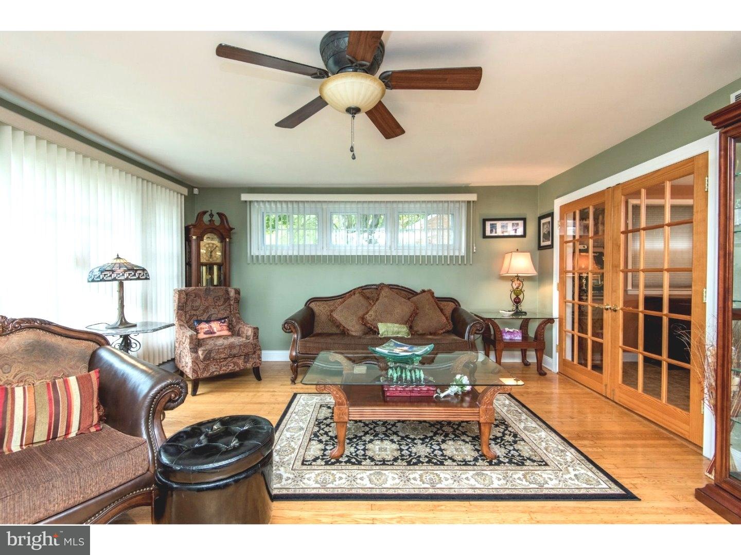 667 Vernon Road Springfield, PA 19064 - Photo 4 of 25 Living Room