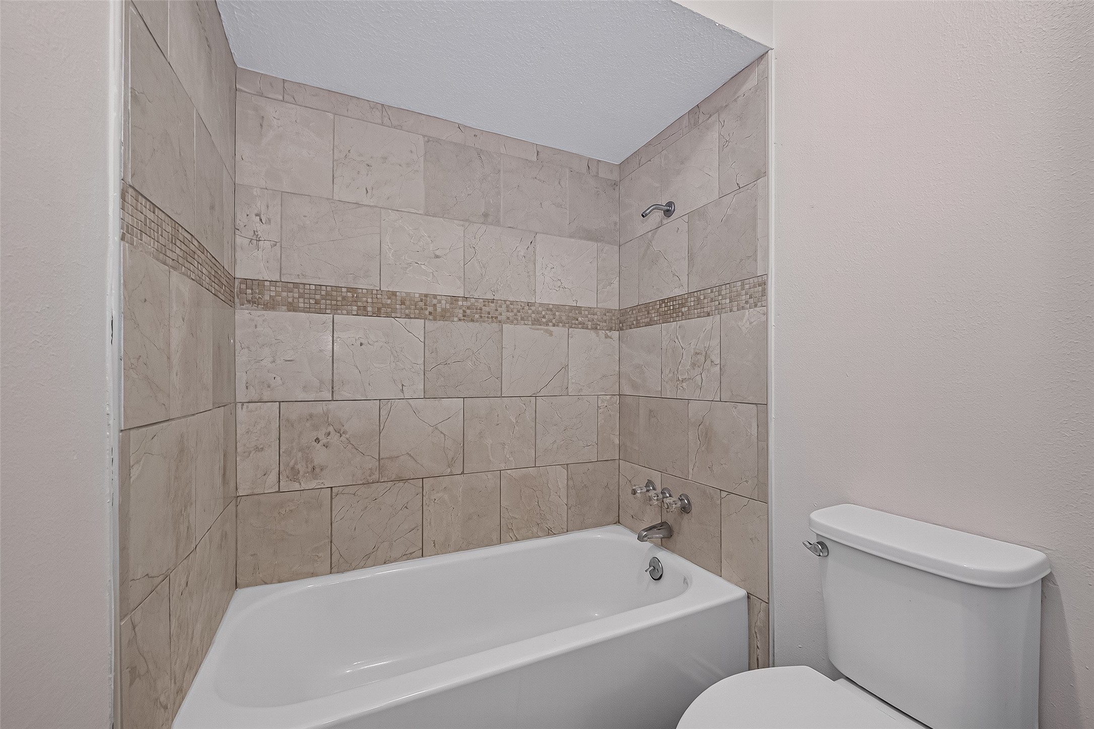 3122 Kueck Road Rosenberg, TX 77471 - Photo 12 of 25 a bathroom with a bathtub and toilet