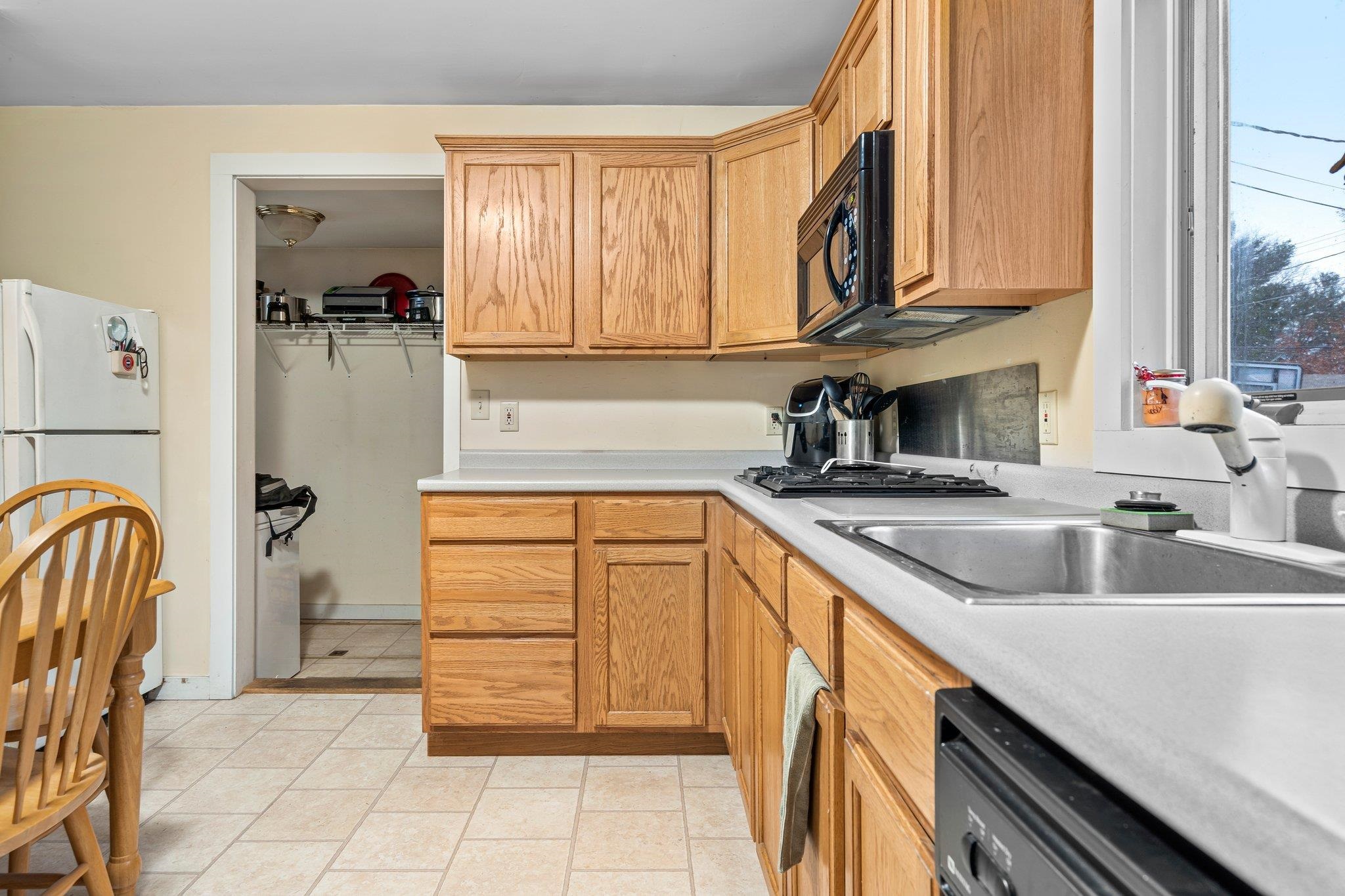 23 Booth Street Nashua, NH 03060 - Photo 5 of 20 Gallery Image 5