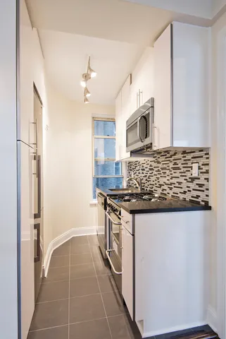 $3,995 | 309 West 57th Street, Unit 901 | Hell's Kitchen