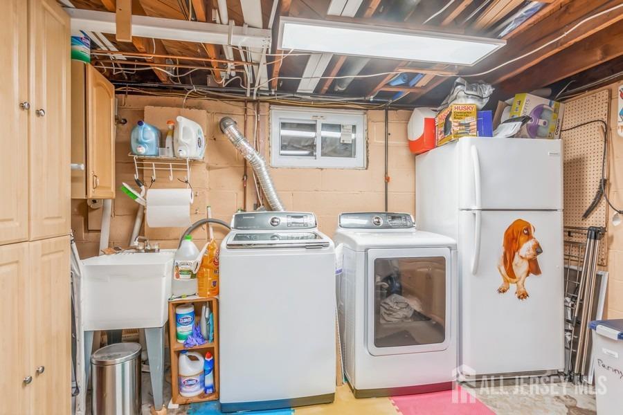 27 Brookside Road Edison, NJ 08817 - Photo 29 of 30 a utility room with dryer and washer
