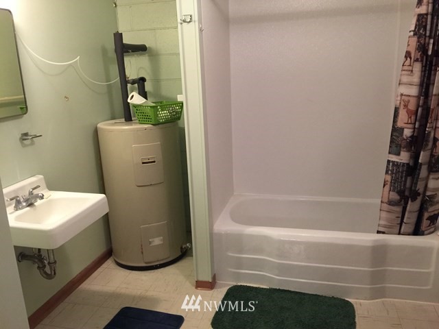 245 Messner Road Dayton, WA 99328 - Photo 20 of 30 a bathroom with a sink toilet and shower