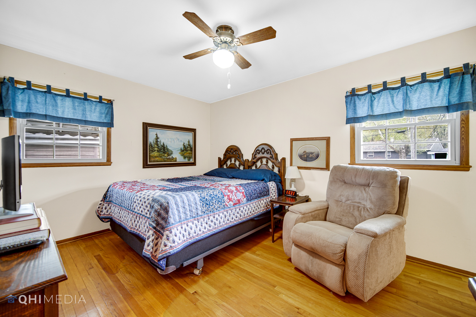 74 Arrowhead Drive Thornton, IL 60476 - Photo 11 of 26 a living room with a bed furniture and a window