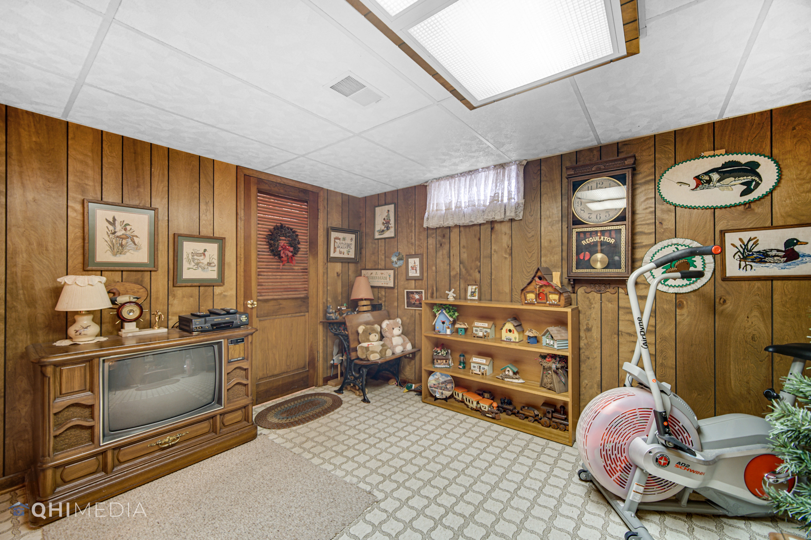 74 Arrowhead Drive Thornton, IL 60476 - Photo 18 of 26 a bedroom with furniture and a window