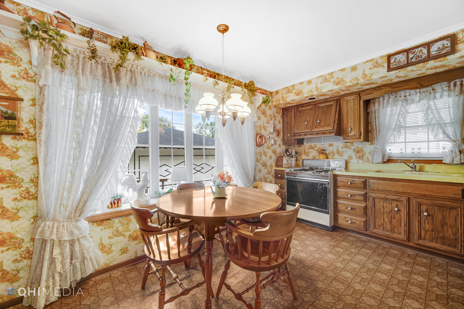 74 Arrowhead Drive Thornton, IL 60476 - Photo 7 of 26 a kitchen with a table and chairs in it