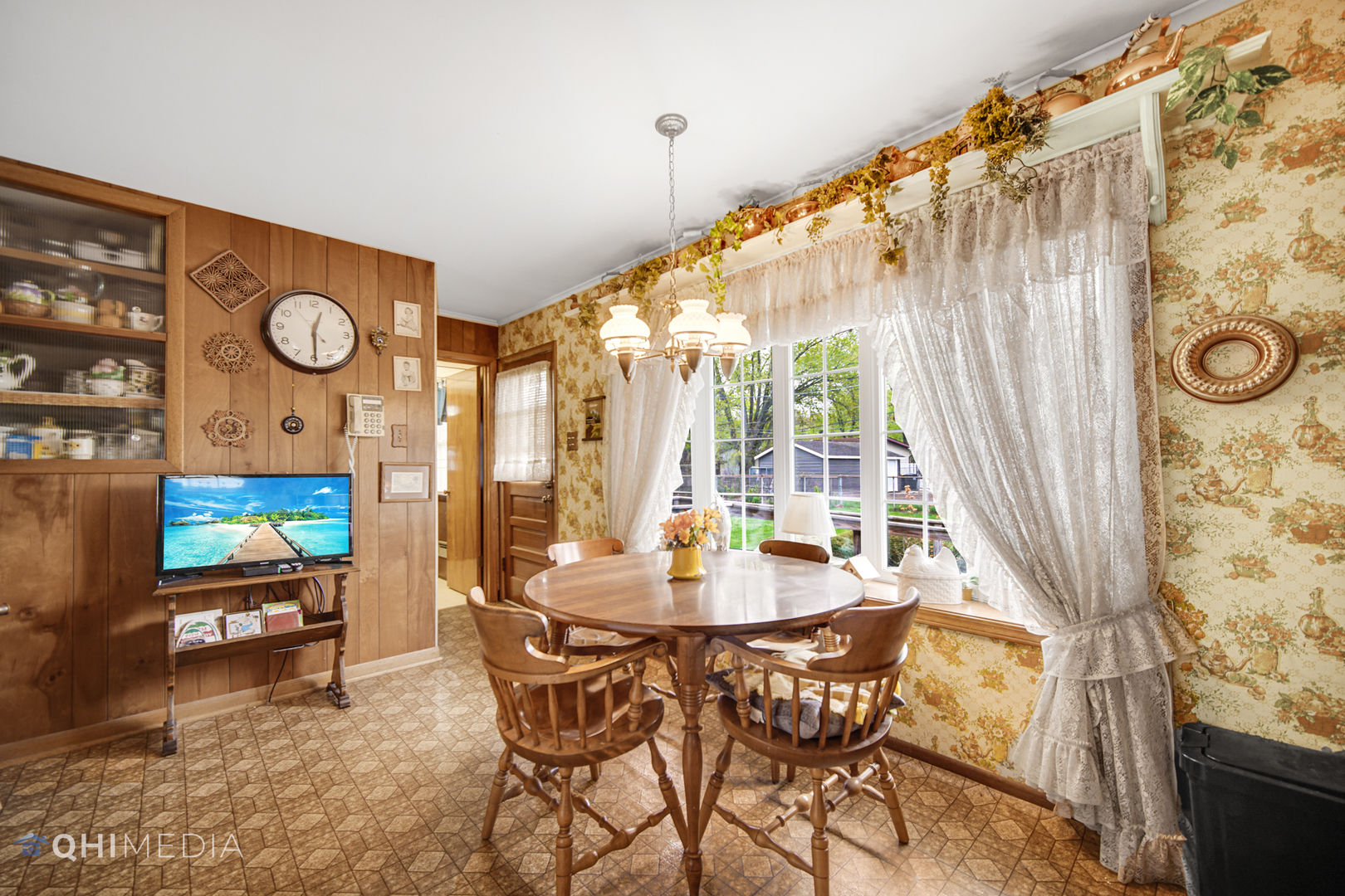 74 Arrowhead Drive Thornton, IL 60476 - Photo 8 of 26 a dining room with furniture and a window