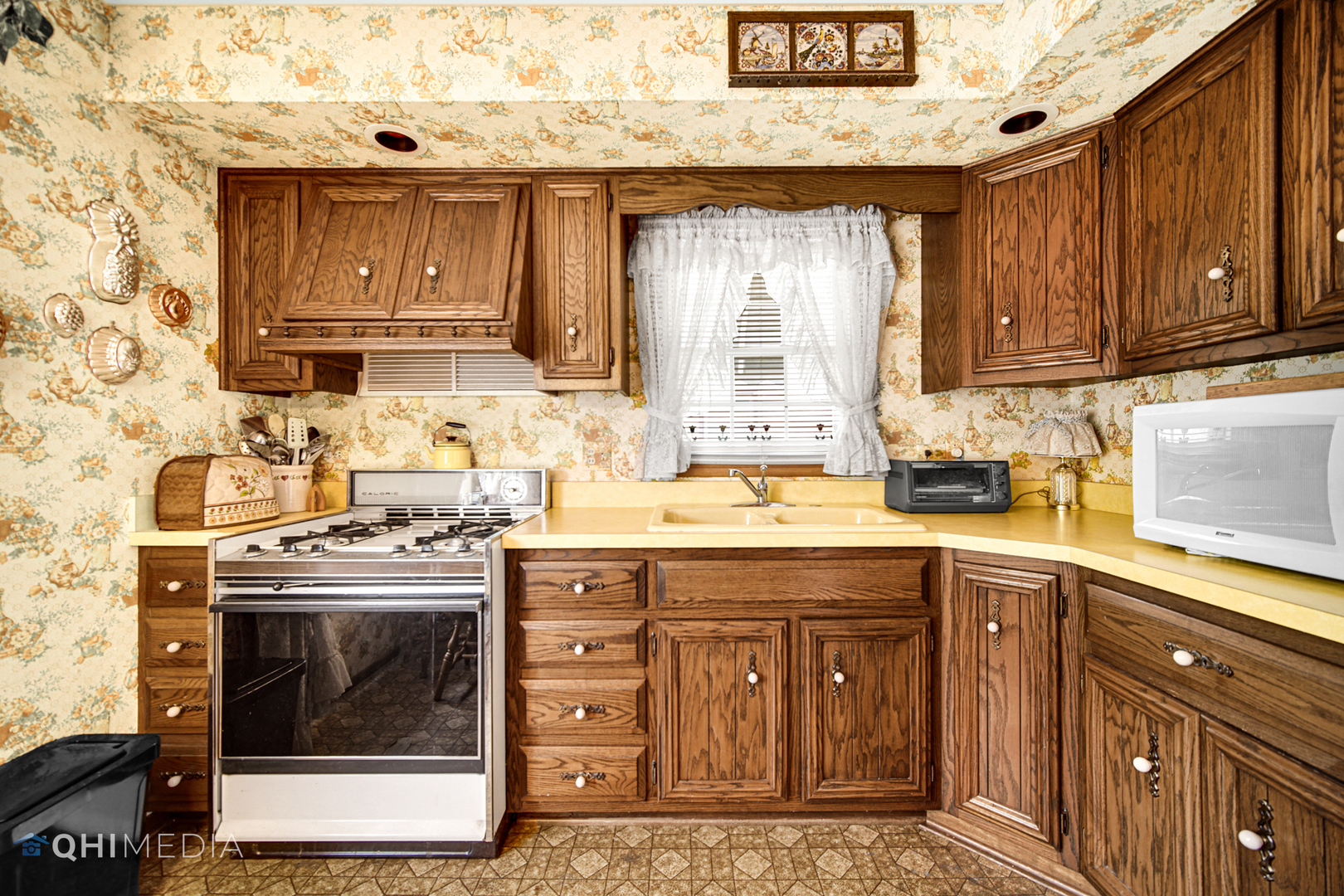 74 Arrowhead Drive Thornton, IL 60476 - Photo 9 of 26 a kitchen with granite countertop a sink stove and cabinets