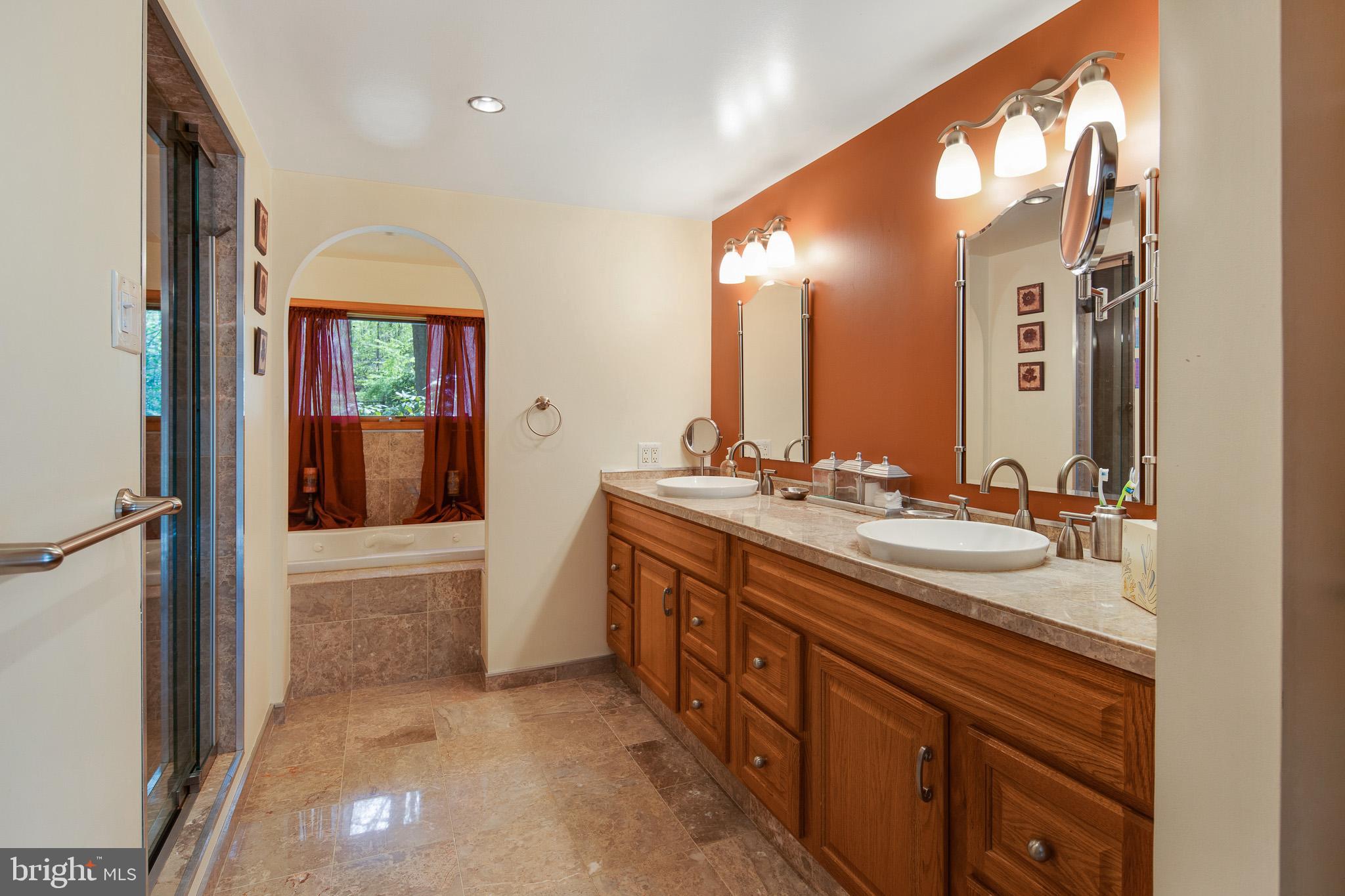 15 Springhill Road Mantua, NJ 08051 - Photo 13 of 34 Masted Bath w/ Private bathing room