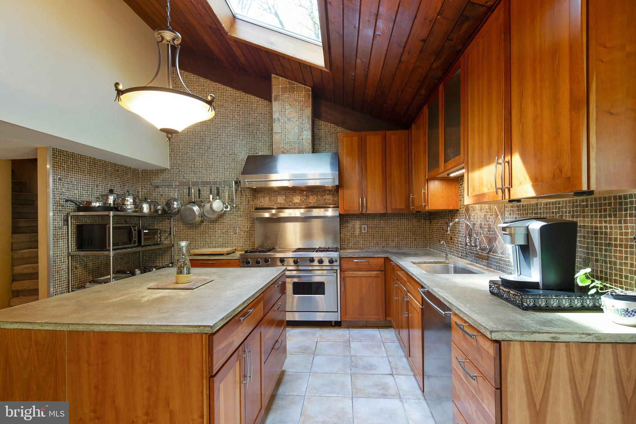 15 Springhill Road Mantua, NJ 08051 - Photo 6 of 34 Kitchen w/ center island workspace